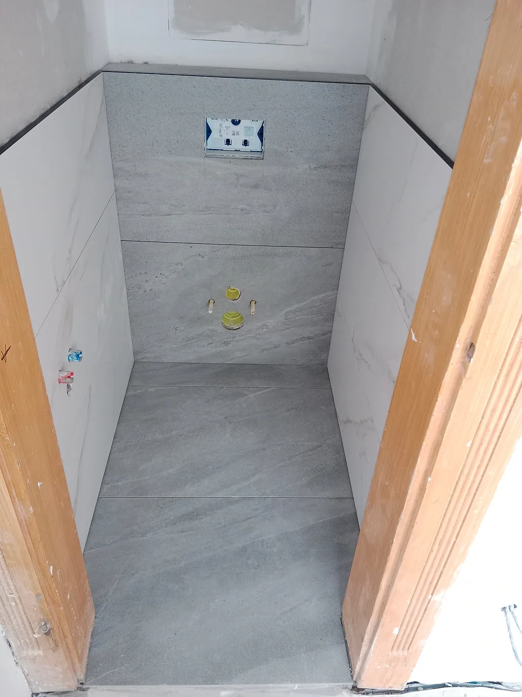 Obložené WC s vývody pro závěsnou mísu a ovládací desku