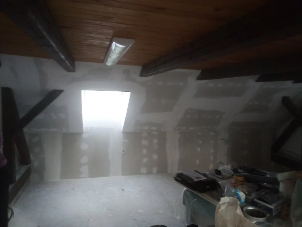 Podkroví zaklopené sádrokartonem se zapravenými spárami