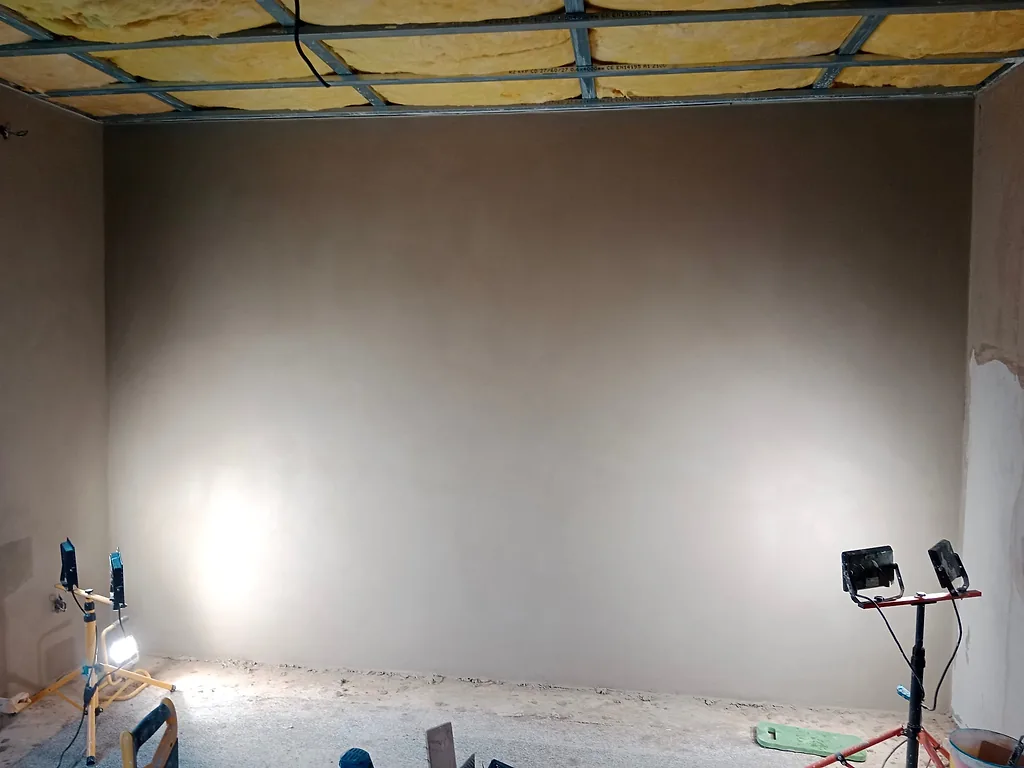 Stěna s čerstvou omítkou kontrolovaná bočním světlem